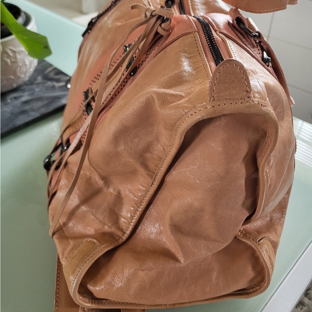 BALENCIAGA HOOK TOTE MM CHEVRE LEATHER - Picture 8 of 12